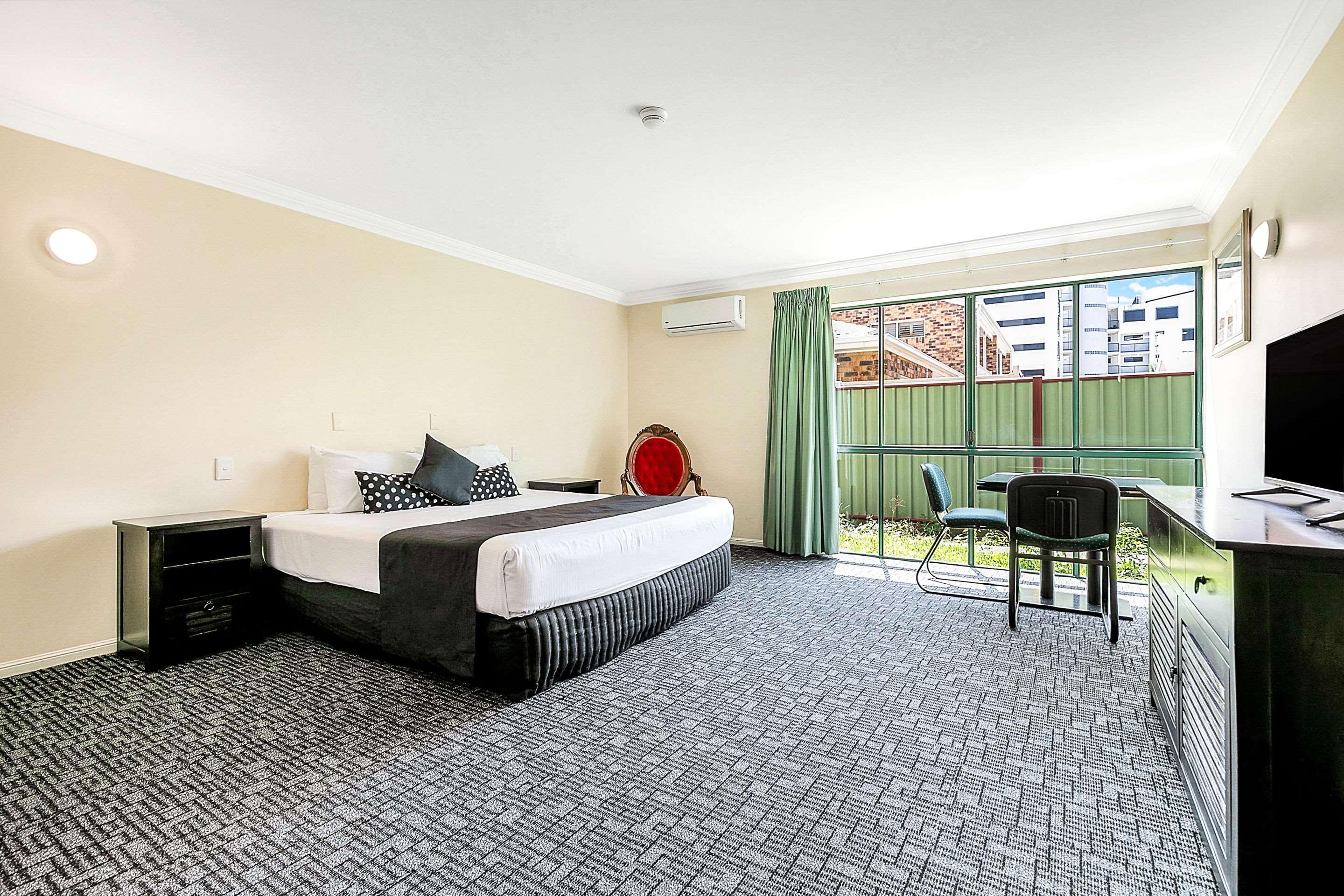 Comfort Hotel Pacific Кливленд Экстерьер фото