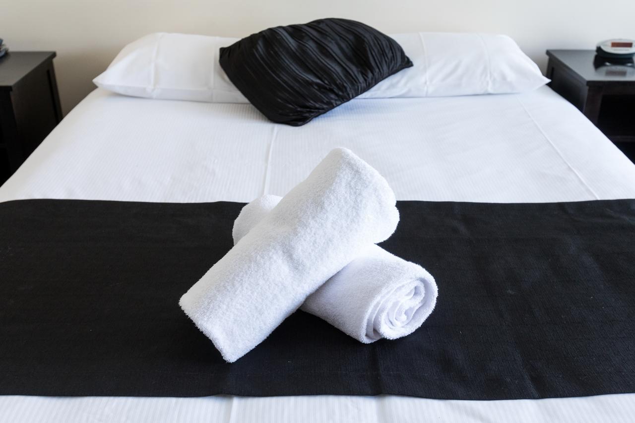Comfort Hotel Pacific Кливленд Экстерьер фото
