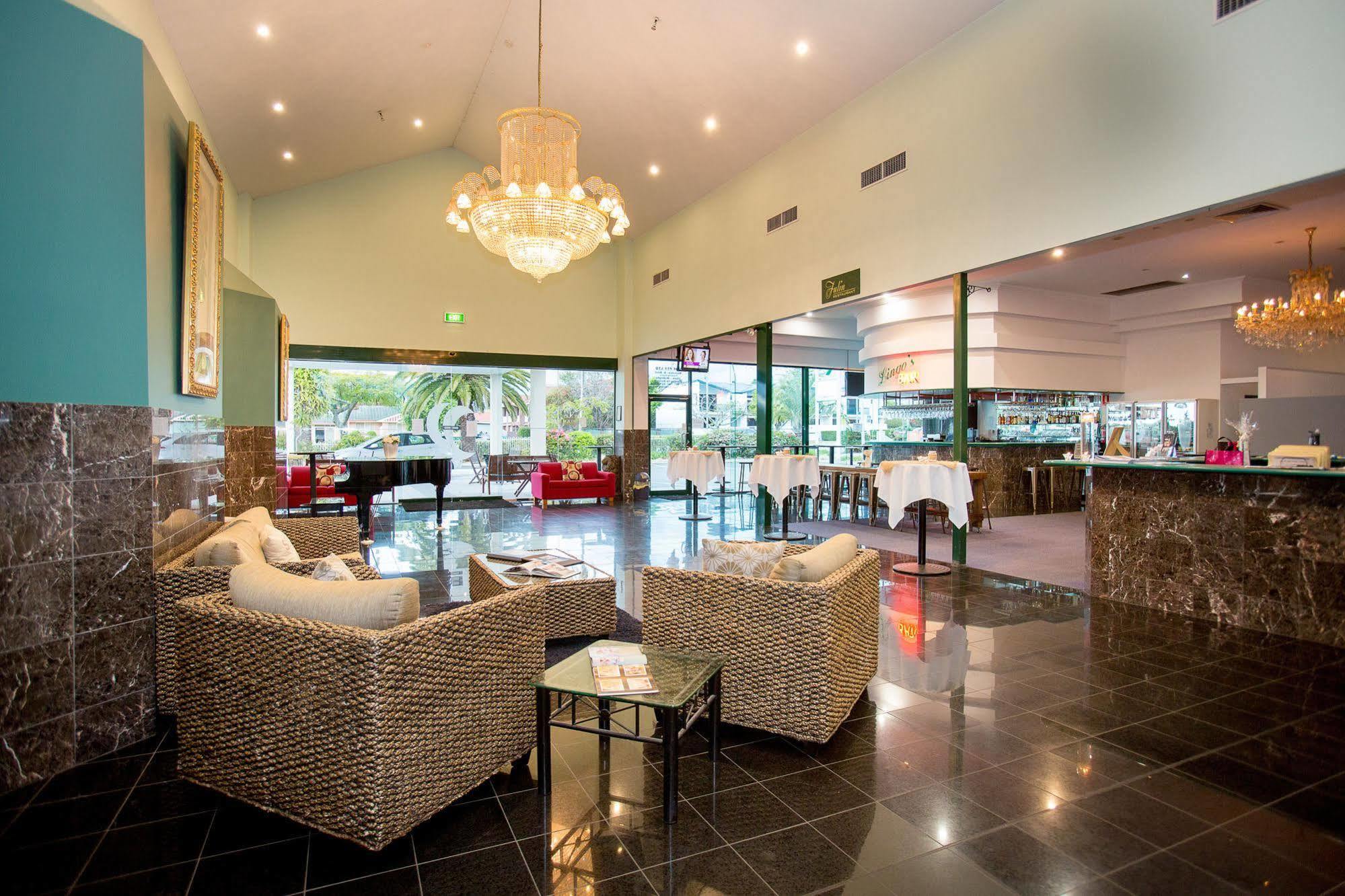 Comfort Hotel Pacific Кливленд Экстерьер фото