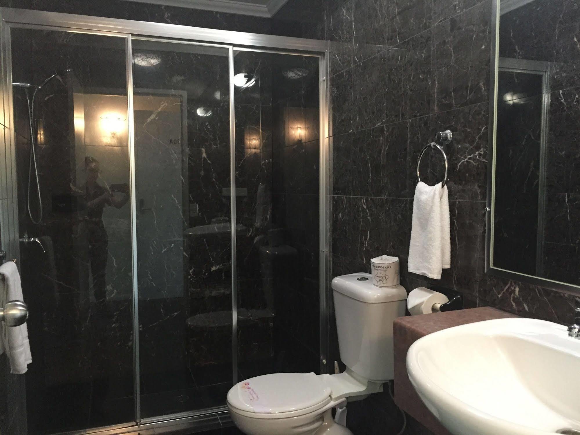 Comfort Hotel Pacific Кливленд Экстерьер фото