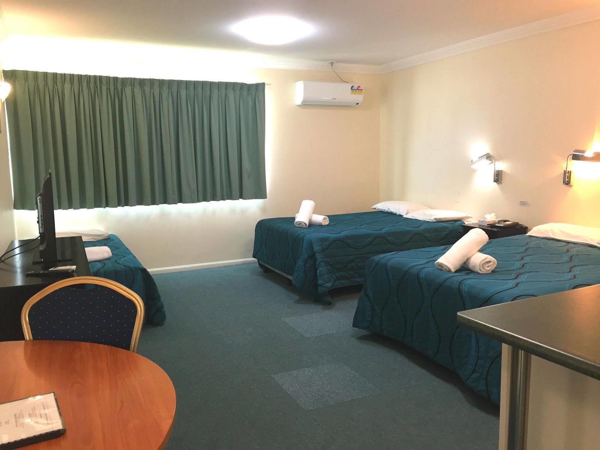 Comfort Hotel Pacific Кливленд Экстерьер фото