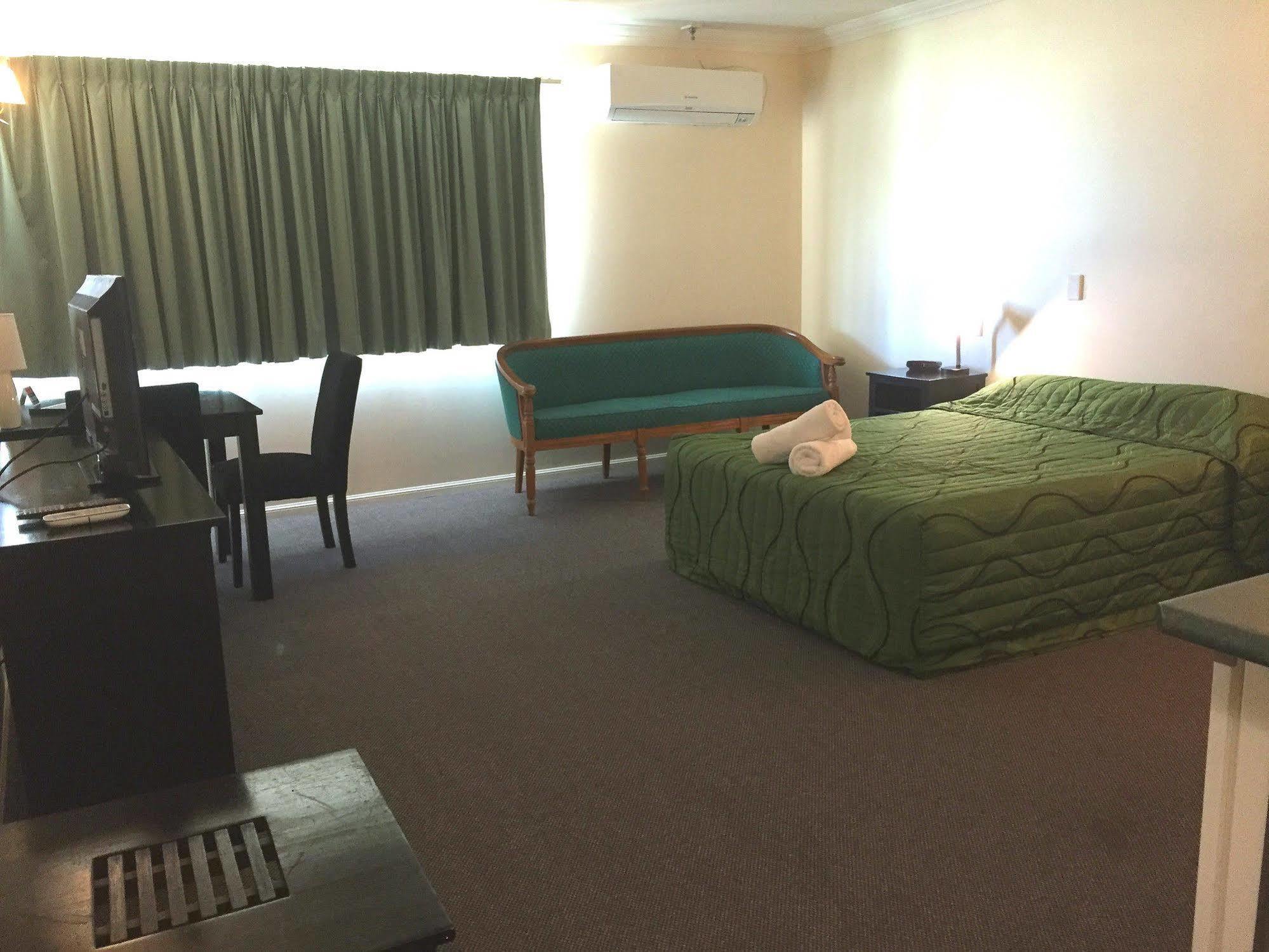 Comfort Hotel Pacific Кливленд Экстерьер фото
