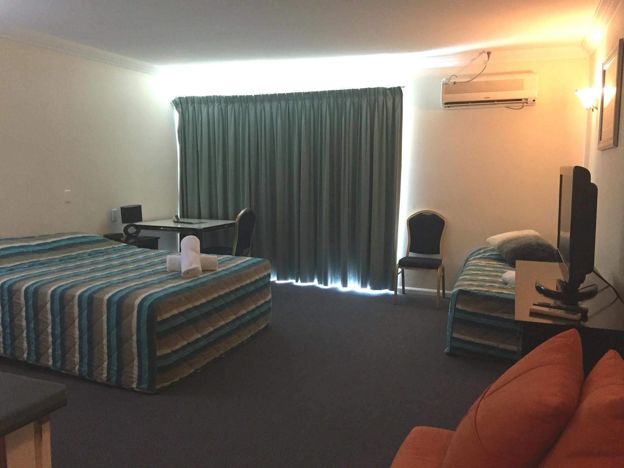 Comfort Hotel Pacific Кливленд Экстерьер фото