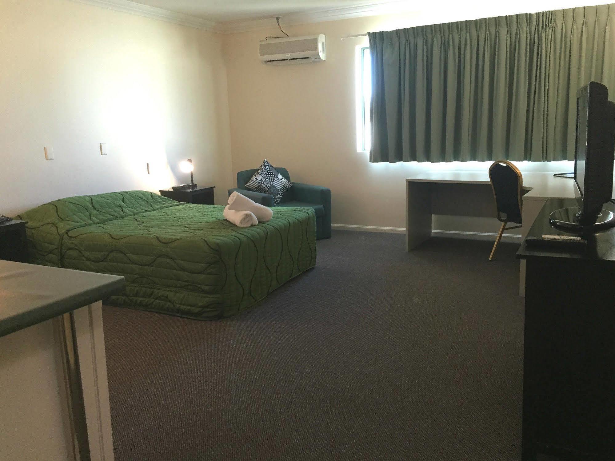 Comfort Hotel Pacific Кливленд Экстерьер фото